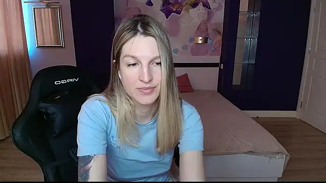 Snapshot of EmilyWalkeri chatting on 06-17-26, 06:46 EmilyWalkeri online show from 06-17-26, 06:46