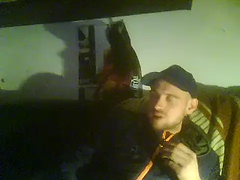 Snapshot of Rejtelmesest chatting on 03-08-25, 02:01 Rejtelmesest online show from 03-08-25, 02:01