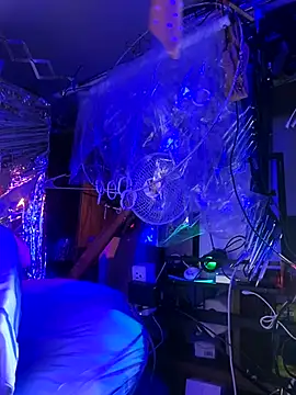 gurlnips online show from 12-18-25, 01:04