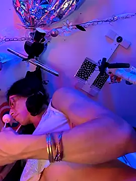 gurlnips online show from 11-18-25, 07:17