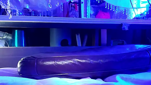 gurlnips online show from 10-26-25, 10:04