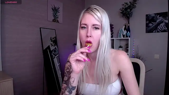 Snapshot of Mermaid_N chatting on 02-20-25, 05:01 Mermaid N online show from 02-20-25, 05:01