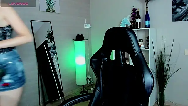 Snapshot of Mermaid_N chatting on 10-10-25, 01:50 Mermaid N online show from 10-10-25, 01:50
