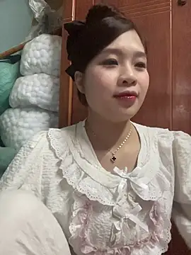 Snapshot of Bae1103 chatting on 02-19-26, 04:26 Bae1103 online show from 02-19-26, 04:26