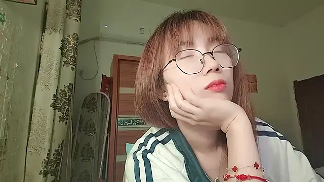 Snapshot of Lili_666 chatting on 05-18-26, 06:01 Lili 666 online show from 05-18-26, 06:01