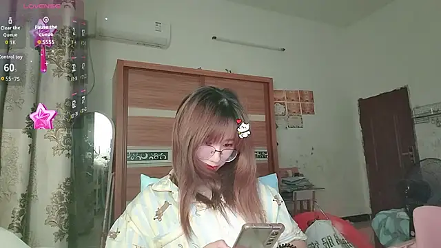 Snapshot of Lili_666 chatting on 05-26-26, 04:27 Lili 666 online show from 05-26-26, 04:27