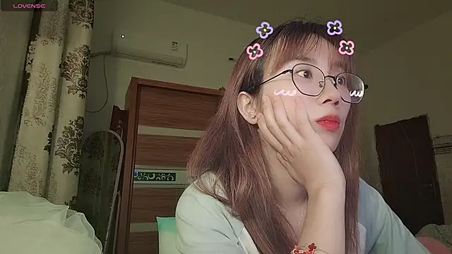 Snapshot of Lili_666 chatting on 05-19-26, 04:14 Lili 666 online show from 05-19-26, 04:14