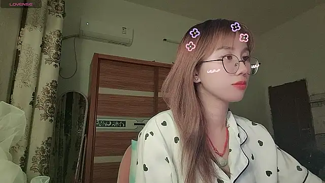 Snapshot of Lili_666 chatting on 06-29-26, 04:17 Lili 666 online show from 06-29-26, 04:17