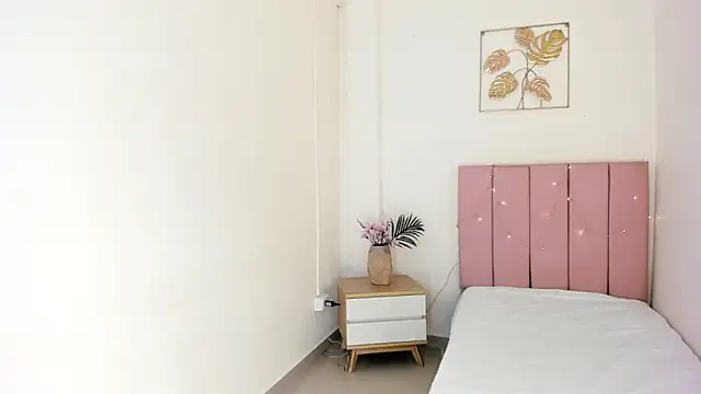 Charlothe capell online show from 12-22-25, 04:23