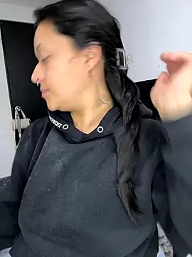 jjulietha95 online show from 11-05-25, 04:15