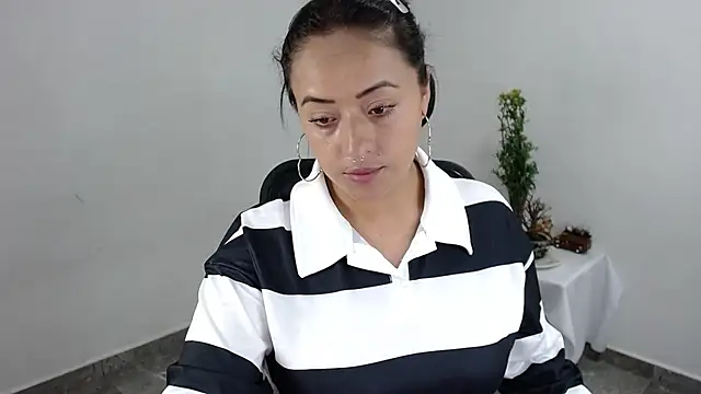 jjulietha95 online show from 05-05-26, 01:30