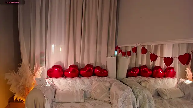 Snapshot of _Rose_Charming_ chatting on 02-16-25, 05:37  Rose Charming  online show from 02-16-25, 05:37