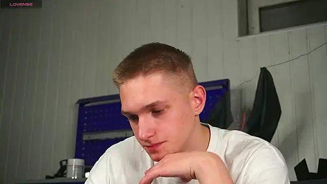 dustyn fox online show from 10-21-25, 04:39