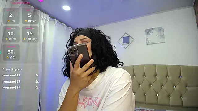 Snapshot of zoe_alanaa chatting on 03-10-25, 01:23 zoe alanaa online show from 03-10-25, 01:23