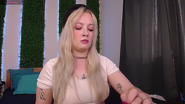 Snapshot of Nicole__Aniston_ chatting on 09-26-25, 12:01 Nicole Aniston online show from 09-26-25, 12:01