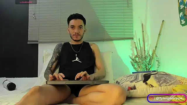 Snapshot of Tylergiuseppe_ chatting on 01-17-25, 04:49 Tylergiuseppe  online show from 01-17-25, 04:49