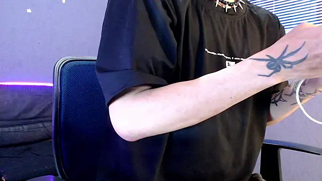 Snapshot of Andy_bapho chatting on 10-11-25, 04:02 Andy bapho online show from 10-11-25, 04:02