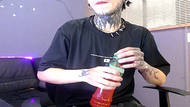 Snapshot of Andy_bapho chatting on 10-22-25, 02:16 Andy bapho online show from 10-22-25, 02:16