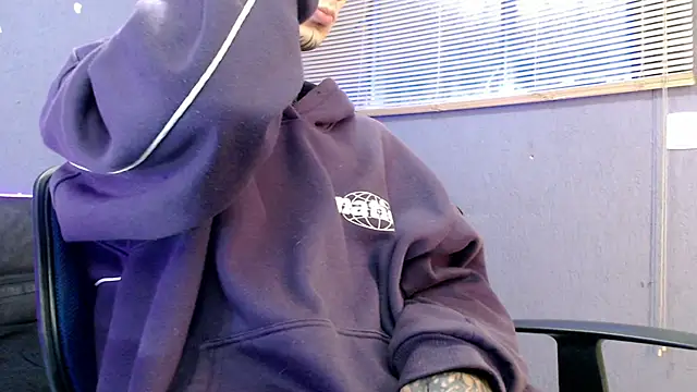 Snapshot of Andy_bapho chatting on 10-21-25, 02:16 Andy bapho online show from 10-21-25, 02:16