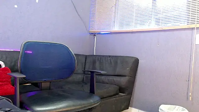 Snapshot of Andy_bapho chatting on 10-19-25, 02:09 Andy bapho online show from 10-19-25, 02:09