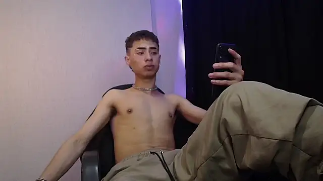 Snapshot of sexybat_twink chatting on 03-21-25, 08:06 sexybat twink online show from 03-21-25, 08:06