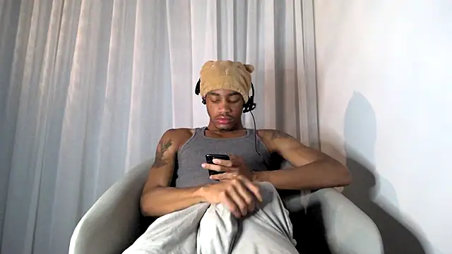 Skinnyblackman online show from 10-28-25, 01:28