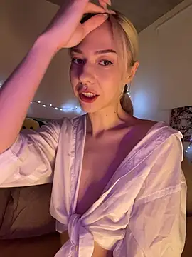 Snapshot of _urbestie_ chatting on 05-16-26, 10:20 urbestie online show from 05-16-26, 10:20