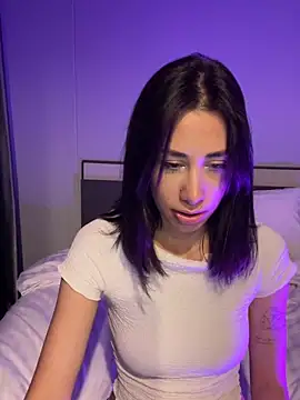 Snapshot of Sophiehii chatting on 12-22-24, 01:33 Sophiehii online show from 12-22-24, 01:33