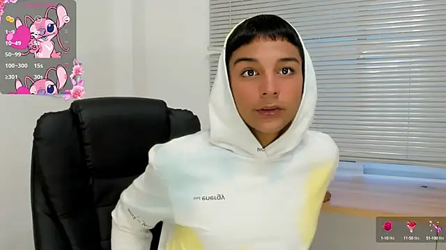 Snapshot of Seductivo_jr chatting on 09-21-25, 04:45 Seductivo jr online show from 09-21-25, 04:45