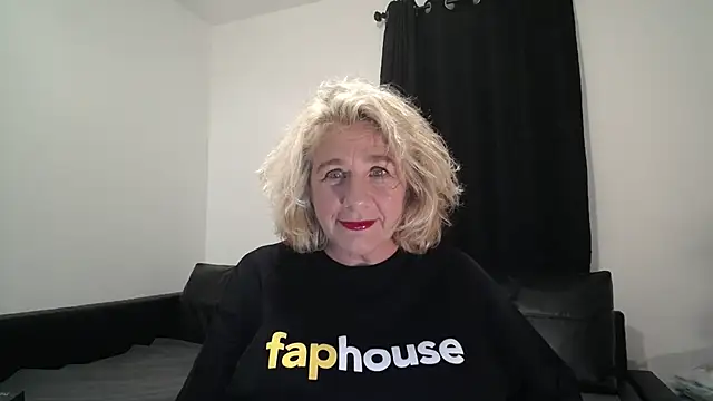 Snapshot of CamillaCreampie chatting on 10-15-25, 07:55 CamillaCreampie online show from 10-15-25, 07:55