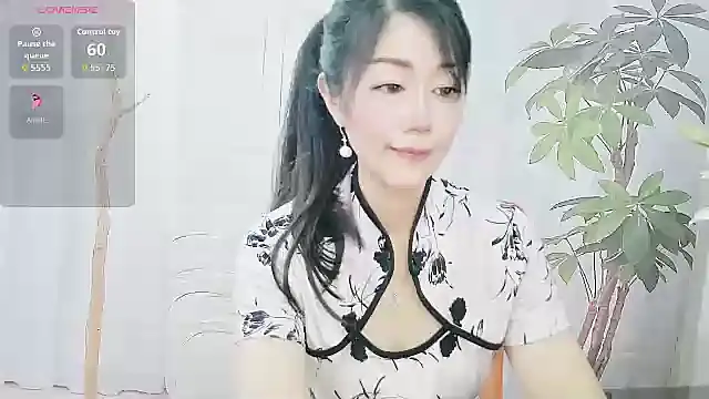 Snapshot of CindyHK chatting on 10-13-25, 04:19 CindyHK online show from 10-13-25, 04:19