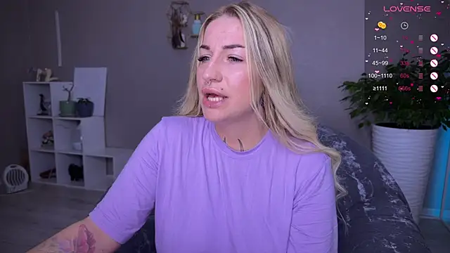 Snapshot of Tanya_Acid chatting on 09-20-25, 04:17 Tanya Acid online show from 09-20-25, 04:17