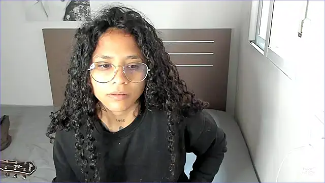 Snapshot of Ama_music chatting on 03-03-25, 09:45 Ama music online show from 03-03-25, 09:45