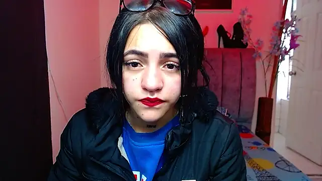 Snapshot of Violettasquirt chatting on 10-17-25, 01:35 Violettasquirt online show from 10-17-25, 01:35