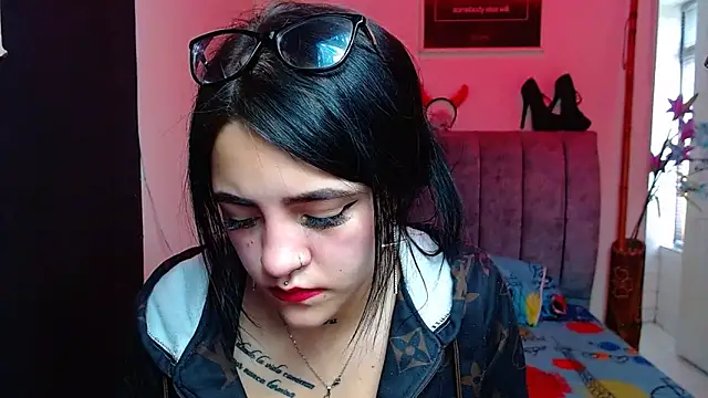 Snapshot of Violettasquirt chatting on 10-16-25, 01:30 Violettasquirt online show from 10-16-25, 01:30