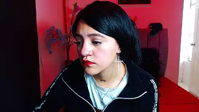 Snapshot of Violettasquirt chatting on 09-22-25, 04:35 Violettasquirt online show from 09-22-25, 04:35