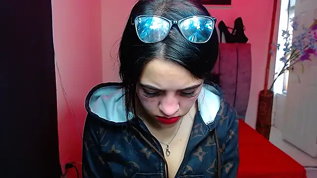 Snapshot of Violettasquirt chatting on 10-21-25, 01:32 Violettasquirt online show from 10-21-25, 01:32