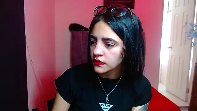 Snapshot of Violettasquirt chatting on 10-23-25, 03:32 Violettasquirt online show from 10-23-25, 03:32