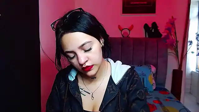 Snapshot of Violettasquirt chatting on 10-04-25, 01:23 Violettasquirt online show from 10-04-25, 01:23