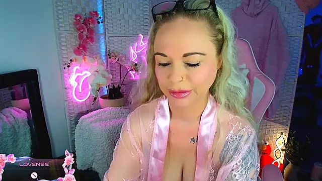 Snapshot of EllieKarrX chatting on 01-21-25, 09:25 EllieKarrX online show from 01-21-25, 09:25