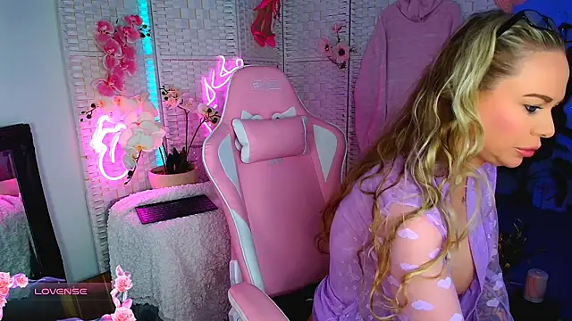 Snapshot of EllieKarrX chatting on 01-25-25, 08:42 EllieKarrX online show from 01-25-25, 08:42