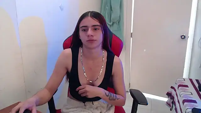 Snapshot of Maximesex chatting on 06-10-26, 01:45 Maximesex online show from 06-10-26, 01:45