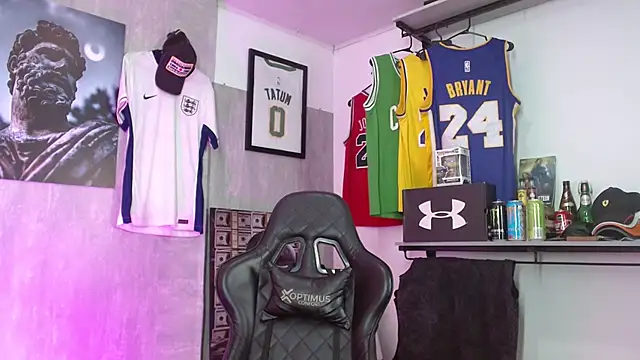 Snapshot of Hendry_ chatting on 12-20-25, 01:52 Hendry online show from 12-20-25, 01:52