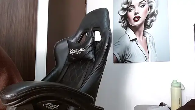 Snapshot of Hendry_ chatting on 10-26-25, 03:29 Hendry online show from 10-26-25, 03:29