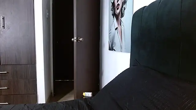 Snapshot of Hendry_ chatting on 11-24-25, 02:11 Hendry online show from 11-24-25, 02:11