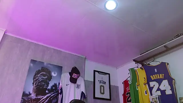 Snapshot of Hendry_ chatting on 12-18-25, 03:55 Hendry online show from 12-18-25, 03:55