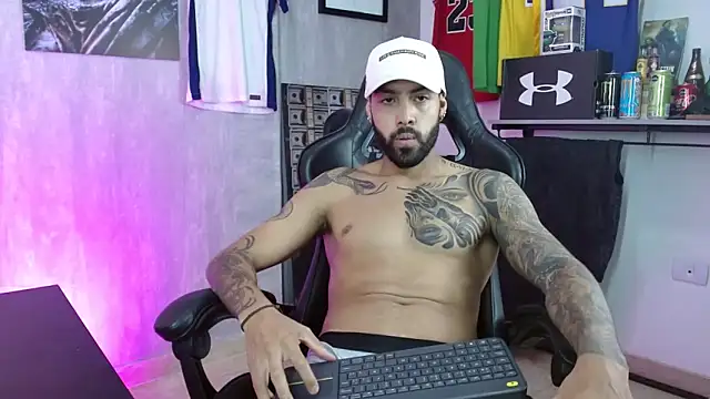 Snapshot of Hendry_ chatting on 12-21-25, 04:25 Hendry online show from 12-21-25, 04:25