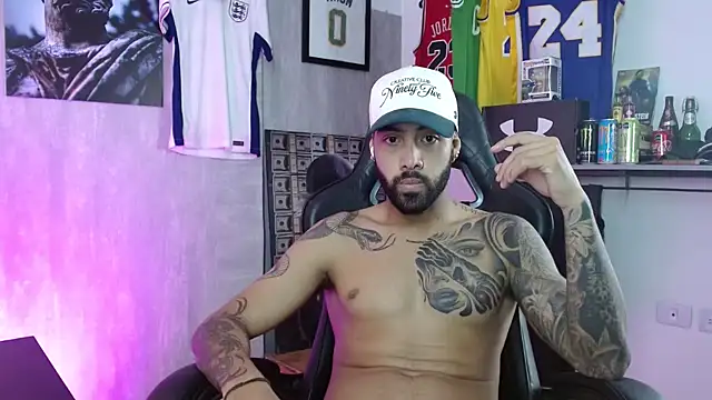 Snapshot of Hendry_ chatting on 12-22-25, 01:17 Hendry online show from 12-22-25, 01:17