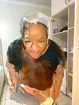 Snapshot of Missmoox24 chatting on 10-29-25, 08:19 Missmoox24 online show from 10-29-25, 08:19