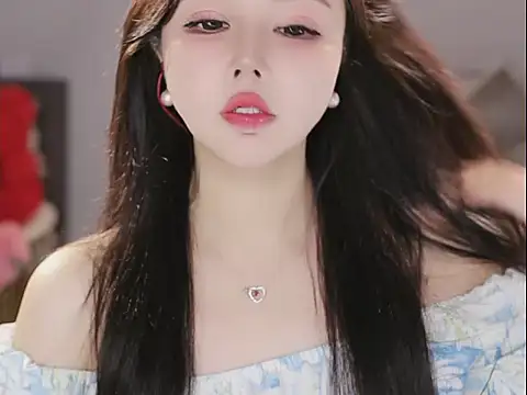 Qiaoqiao  online show from 12-18-25, 09:25